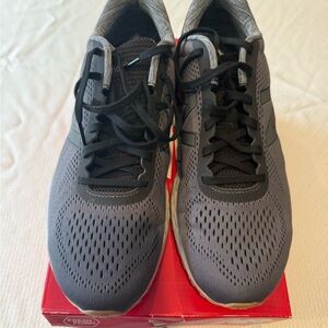 New Balance Men's Black and Gray Athletic Shoes